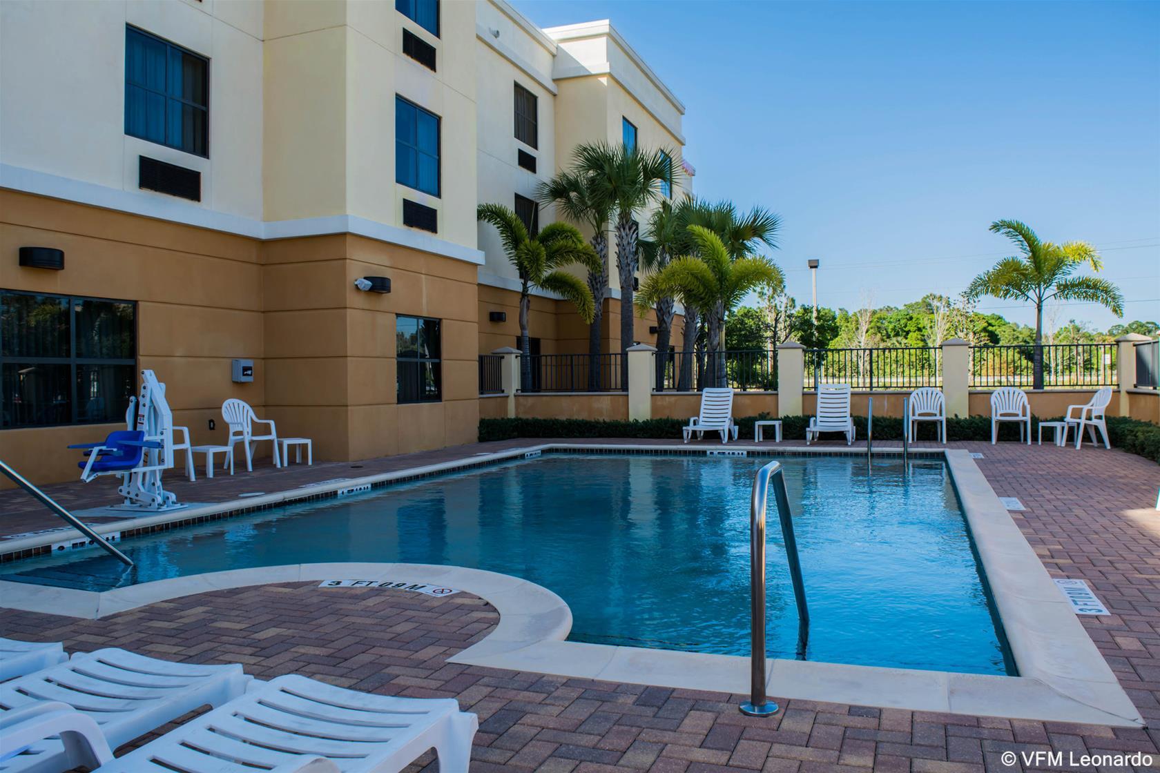 Comfort Suites Vero Beach I-95 Exteriör bild
